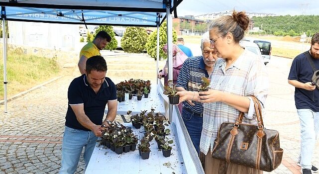 Büyükşehirden arife günü mezarlıklarda çiçek dağıtımı