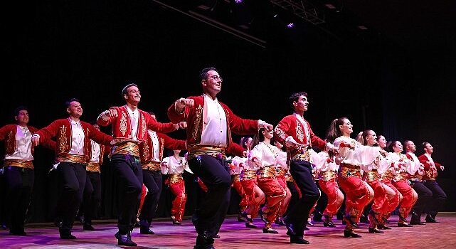 Çankaya Belediyesi Hoy-Tur Halk Dansları Topluluğu Renkler Gecesi gösterisiyle izleyicilerden büyük beğeni aldı