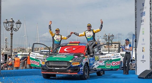 Castrol Ford Team Türkiye’nin Dünya Ralli Şampiyonası İtalya Ayağındaki Büyük Başarısı: Ali Türkkan, Türk Bayrağını Podyumda Dalgalandırdı