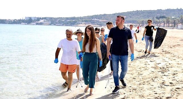 Çeşme Belediye Başkanı Lal Denizli, 5 Haziran Dünya Çevre Günü kapsamında Ilıca Halk Plajı ve Eşek Adası’nda düzenlenen kıyı temizliği etkinliğine katıldı