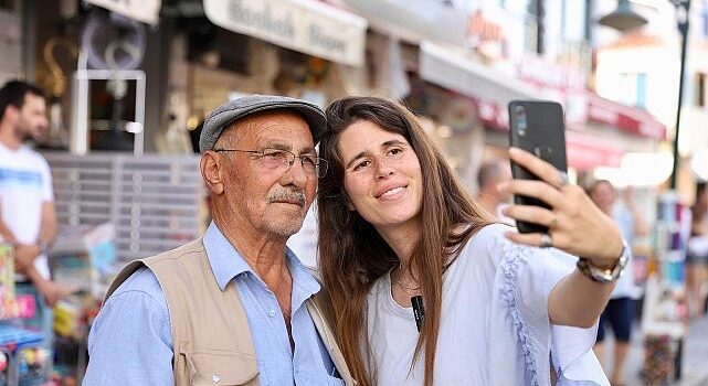 Çeşme Çarşı’da esnaf ve vatandaş ziyaretinde bulunan Belediye Başkanı Lal Denizli, “Çeşme’mizi daha güzel, daha yaşanabilir ve daha huzurlu bir yer haline getirmek için hep birlikte çalışacağız” dedi