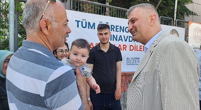 Gölcük Belediye Başkanı Ali Yıldırım Sezer, YKS’ye giren öğrencileri sınava girdikleri okul önünde ziyaret ederek heyecanlarını paylaşıp başarılar diledi