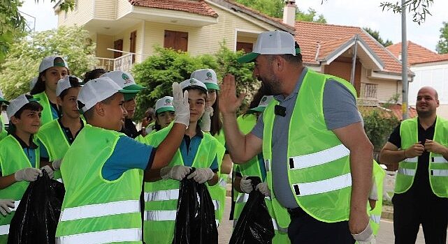 Gölcük gölü çevresinde öğrenci ve gönüllüler çöp toplandı