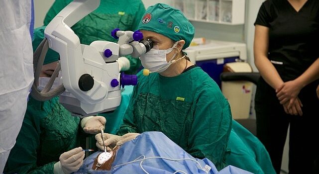 Göz hekimleri Ankara’da 4 gün boyunca canlı yayında 70 ameliyat yapacak