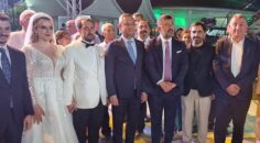 Güzelbahçe Belediye Başkanı Mustafa Günay, CHP Genel Başkanı Özgür Özel’inde katıldığı Melisa Yavaşoğlu ve Gaffar Çiçek’in düğün töreninde nikah şahitliği yaptı