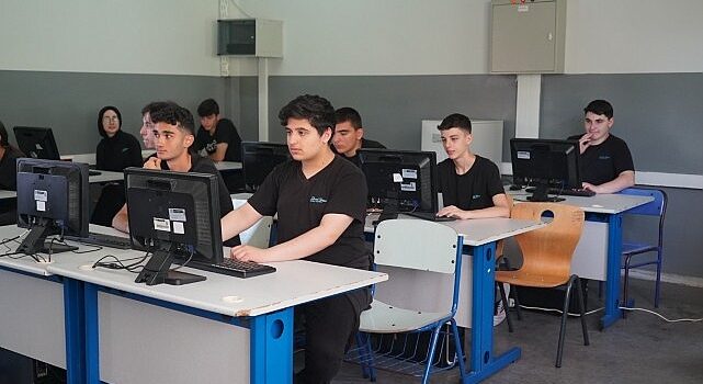 İETT, Tuzla Ahmet Yesevi Anadolu Lisesi’nin bilgisayar laboratuvarını yenileyerek öğrencilerin kullanımına sundu