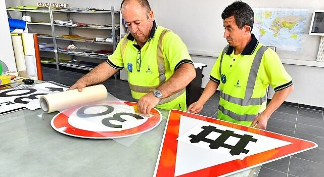 İzmir Büyükşehir Belediyesi yılda 15 bin trafik levhası monte ediyor