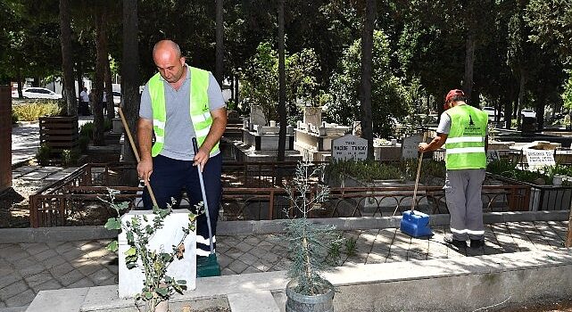 İzmir’de bayram öncesi mezarlıklar için özel bakım