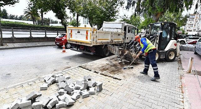 İzmir’de kaldırımlar yenileniyor