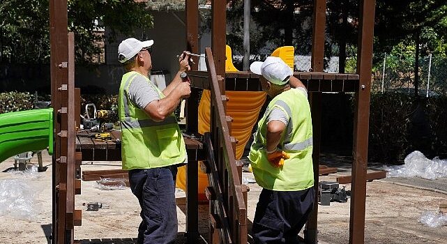 Kadıköy Belediyesi, Sahrayıcedit Mahallesi’nde kimliği belirsiz kişiler tarafından yakılan Erguvan Parkı’nı yeniden yaptı