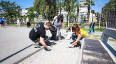 Karşıyaka’da çevre gönüllülerinden sahil temizliği