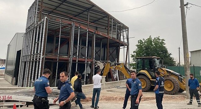 Kartepe Belediyesi Yapı Kontrol Müdürlüğü ekipleri kaçak yapılarla ilgili kararlı mücadelesini sürdürüyor