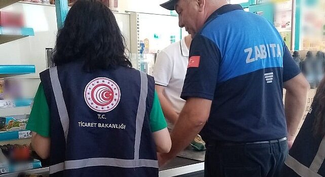 Kartepe Belediyesi Zabıta Müdürlüğü ekipleri Ticaret İl Müdürlüğü ile birlikte ilçe genelinde market denetimlerine devam ediyor.