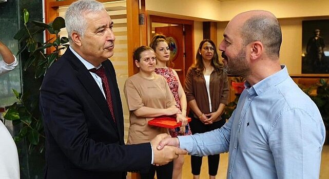 Kemalpaşa Belediye Başkanı Mehmet Türkmen, Kurban Bayramı dolayısıyla belediye personeli ile bayramlaştı