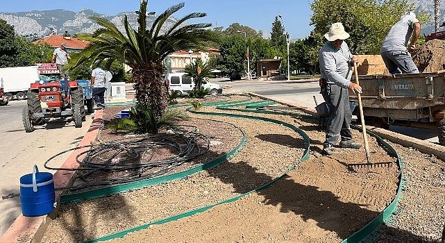 Kemer’de kavşak ve refüjlerde bakım çalışması