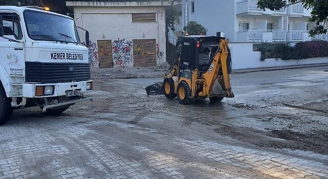 Kemer’de tozlu yollar yıkanıyor