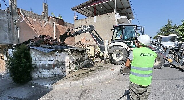 Konak’ta tehlike saçan metruk binalar yıkılıyor