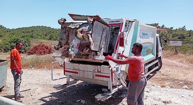 Kurban Bayramı tatilinde ziyaretçi akınına uğrayan Ayvalık’ta Temizlik İşleri Müdürlüğü ekipleri, üç vardiya halinde 24 saat mesai yaparak tonlarca çöp topladı