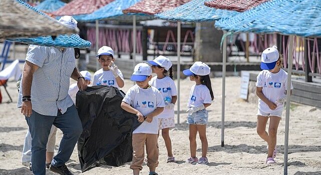 Mavi bayraklı plajda dalgıç destekli temizlik