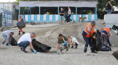 Mudanya Belediyesi yerlere atılan çöplerin fazlalığına dikkat çekmek için, Mudanya ve Güzelyalı sahilinde temizlik seferberliği gerçekleştirdi