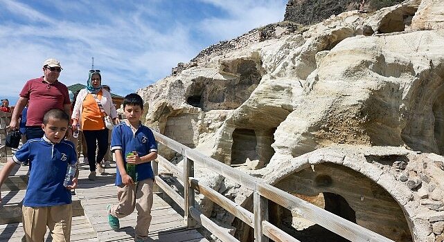 Nevşehir 75. Yıl İlkokulu öğrencileri, Nevşehir Belediyesi tarafından turizme kazandırılan tarihi Kayaşehir’i gezdi.