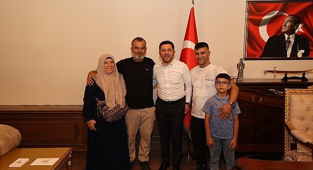 Nevşehir Belediye Başkanı Rasim Arı, Kurban Bayramı öncesinde kendisini ziyaret ederek hem talep ve önerilerini hem de hayırlı olsun dileklerini iletmek isteyen vatandaşları konuk etti