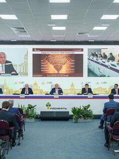 Rosneft CEO’su küresel ihtiyaçları karşılamak için dengeli bir enerji geçişini destekliyor