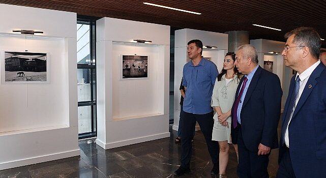 Şehrin sessiz tanıklarını fotoğraflara taşıdı