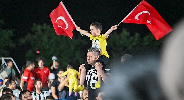 Selçuklu Belediyesi Milli Takımımız 2-1 galip gelerek tur atladığı maçın ardından alanı dolduran binlerce taraftar büyük sevinç yaşadı