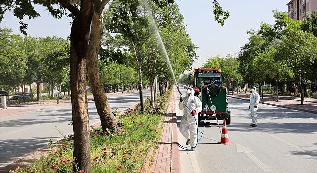 Selçuklu Belediyesi Sağlık İşleri ile Park ve Bahçeler Müdürlüğü ekipleri sağlıklı ve temiz bir çevrenin temini için tüm ilçede haşerelere karşı periyodik olarak ilaçlama çalışmalarını sürdürüyor