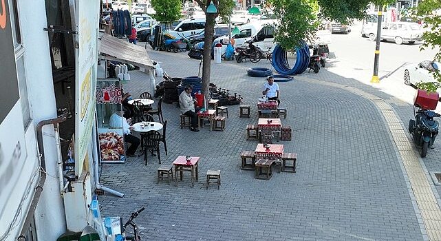 Sivas Belediyesi Zabıta Müdürlüğü ekipleri kentteki kaldırım işgalinin önüne geçmek adına denetimlerini sıklaştırdı