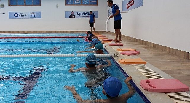 Antalya Büyükşehir Belediyesi’nin yaz spor kurslarına yoğun ilgi var