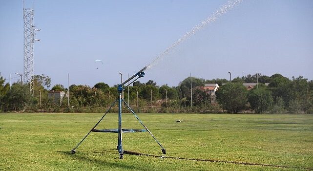 Antalya’nın yeşil alanlarına rulo çim desteği