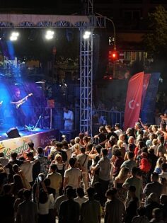 Aydın Büyükşehir Belediyesi ve Kuşadası Belediyesi, ortaklaşa düzenledikleri yaz konserleri ile vatandaşları kültür ve sanat etkinlikleriyle buluşturmayı sürdürüyor