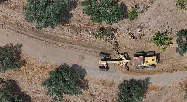 Aydın genelinde yol yapım, bakım ve onarım çalışmalarını aralıksız sürdüren Aydın Büyükşehir Belediyesi, kırsal mahalleri yenilenen yollarla buluşturmaya devam ediyor