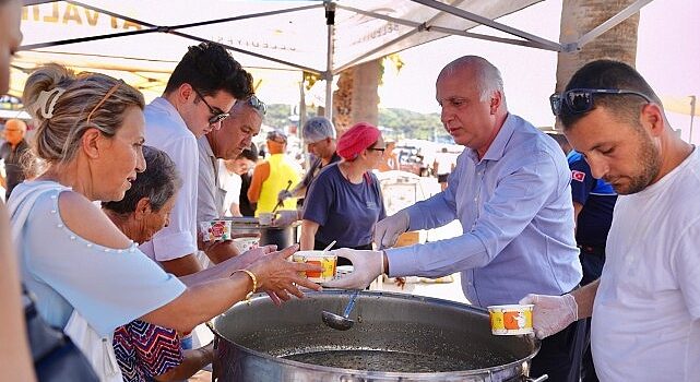 Ayvalık Belediyesi Sosyal Yardım İşleri Müdürlüğü’nce  ‘Aşure Günü’ nedeniyle Cumhuriyet Meydanı’nda 4 bin kişiye aşure dağıtıldı