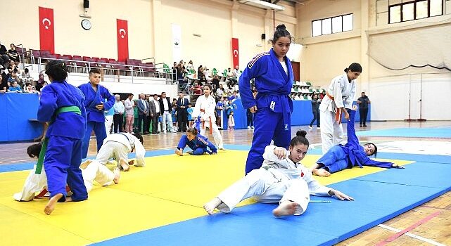 Başkan Aydın, genç judo ve taekwondoculara sertifikalarını verdi