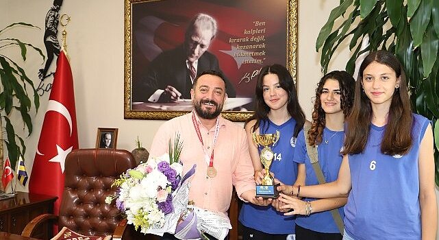 Başkan Turan; Kız voleybol takımımızın başarısını kutluyoruz