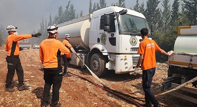 Buca Belediyesi ekipleri Başkan Duman’ın yönetiminde sabaha kadar yangına müdahale etti