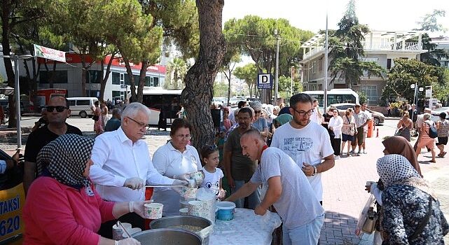 Burhaniye Belediyesi 3 Bin Kişiye Aşure Dağıttı