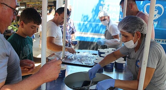 Büyükşehir Belediyesi aşure ikramına devam ediyor