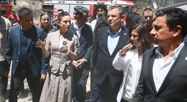 Cumhuriyet Halk Partisi Genel Başkanı Özgür Özel Efes Selçuk’ta çıkan ve 350 hektarlık alanın tahrip olduğu orman yangını sonrasında Arvalya Mevkii Pamucak Bölgesinde incelemelerde bulundu