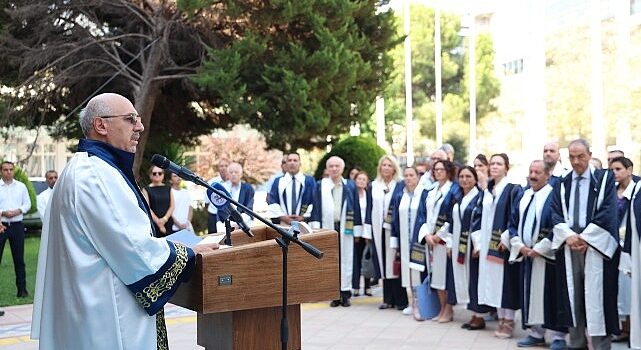 Dokuz Eylül Üniversitesi (DEÜ), 42’nci kuruluş yıl dönümünü, Rektörlük Yerleşkesi’nde düzenlediği tören programıyla kutladı