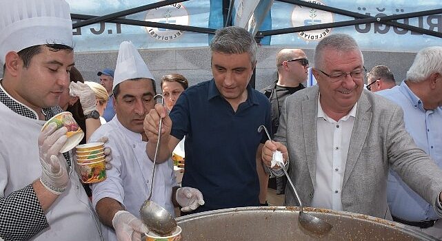 Edremit Belediyesi kentin çeşitli noktalarında aşure hayrı yapıyor