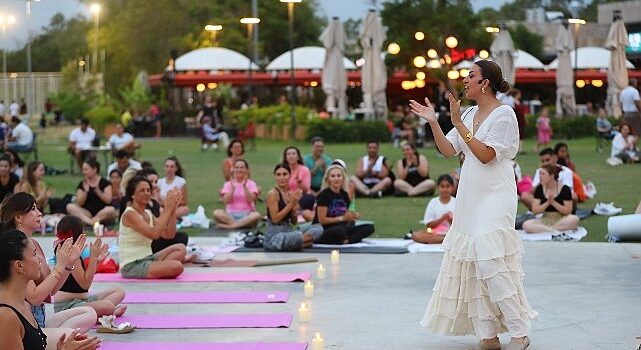 Gençler Konyaaltı’nda yoga ile buluştu