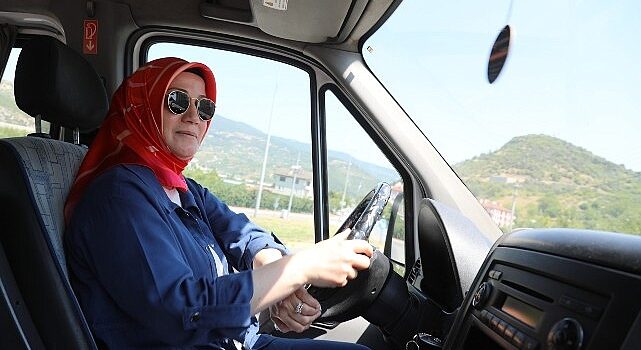 Geyve Belediyesi Garaj Amirliği’nin ilk kadın belediye otobüs şoförü Nebahat Çakır sefere başladı