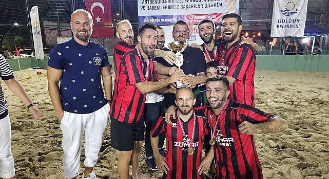 Gölcük Belediyesi tarafından düzenlenen geleneksel Kum Futbol Turnuvası, heyecan dolu final müsabakalarının ardından şampiyon Azat İnşaat oldu