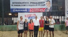 Gölcük Belediyesi’nin yaz spor etkinlikleri kapsamında düzenlediği Plaj Voleybolu Turnuvası, çekişmeli mücadelelere sahne olan final müsabakalarının ardından son erdi