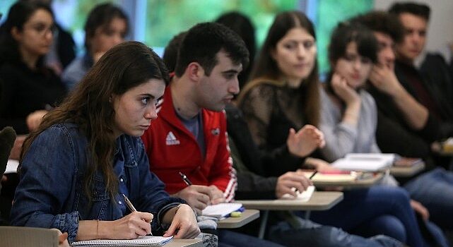 İnsan ve Toplum Bilimleri Fakültesi geniş kariyer fırsatları sunuyor!