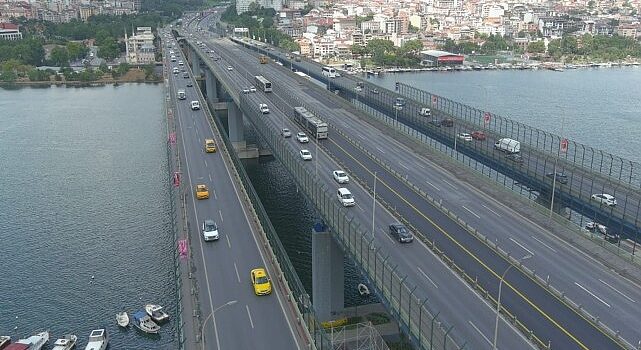 İstanbul Büyükşehir Belediyesi Haliç Köprüsü metrobüs yolundaki asfalt yenileme çalışmasını bitirdi